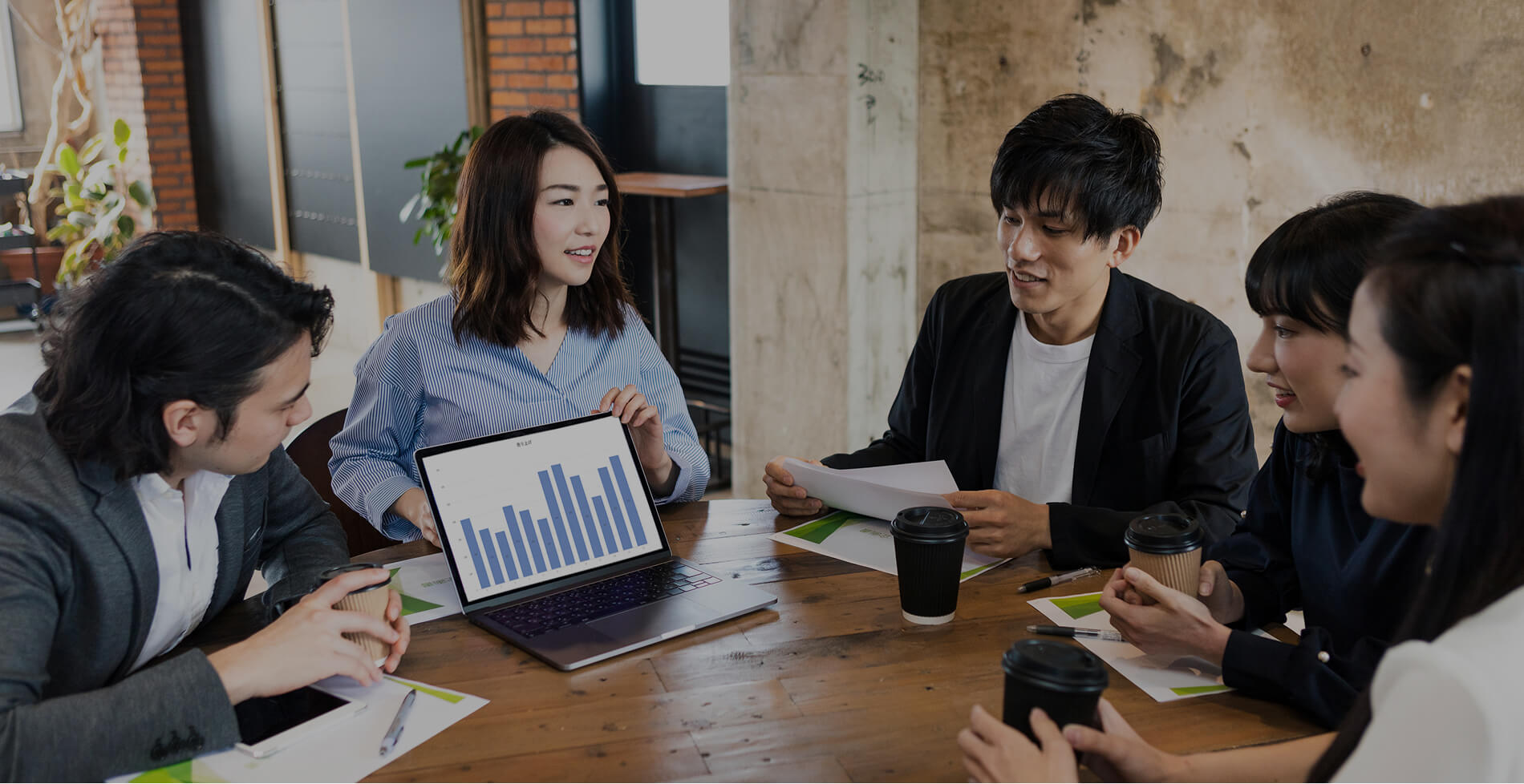 打ち合わせする人たちの写真