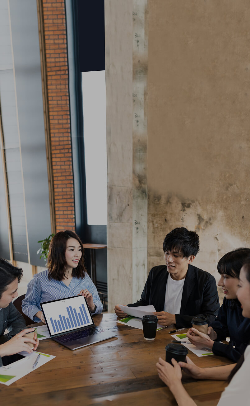 打ち合わせする人たちの写真